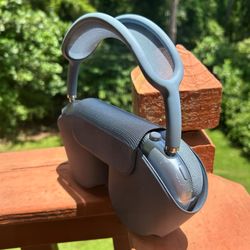 Wireless Over Headphones Is Max Style