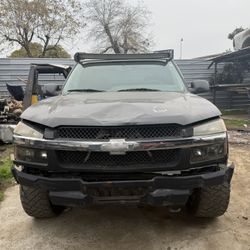 2004 Chevy truck- Avalanche 1500 5.3 L A/T 4x4 For Parts Only‼️