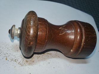 VINTAGE PEUGEOT FRANCE PEUGEOT FRERES LION Pepper mill    4"* 2" Wood Works Well
Great gift idea.