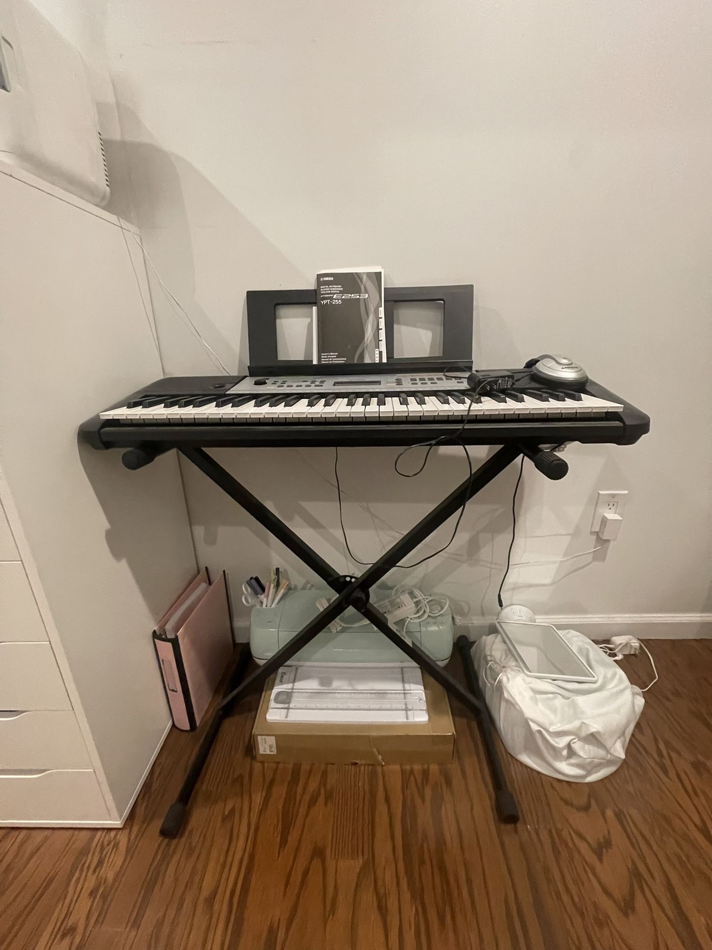 Yamaha Keyboard With Stand And Headphones