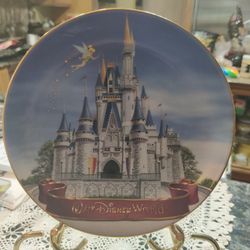 WALT DISNEY WORLD COLLECTIBLE PLATE