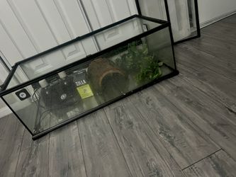 Reptile Enclosure. 3 Feet Long, 18 Inches Wide & 1 Foot Tall. Comes With Double Bulb Lamp. Day & Night, Hide & Leaves 