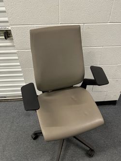 Steelcase Gesture Leather Seat depth does not work
