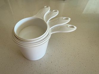 White Plastic Measuring Cups Set of 4