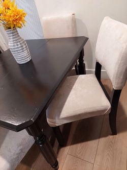 Dining table and chairs set