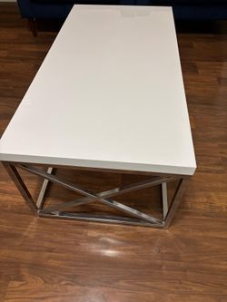 Silver Orchid Andriot Glossy White/ Chrome Metal Cocktail Table