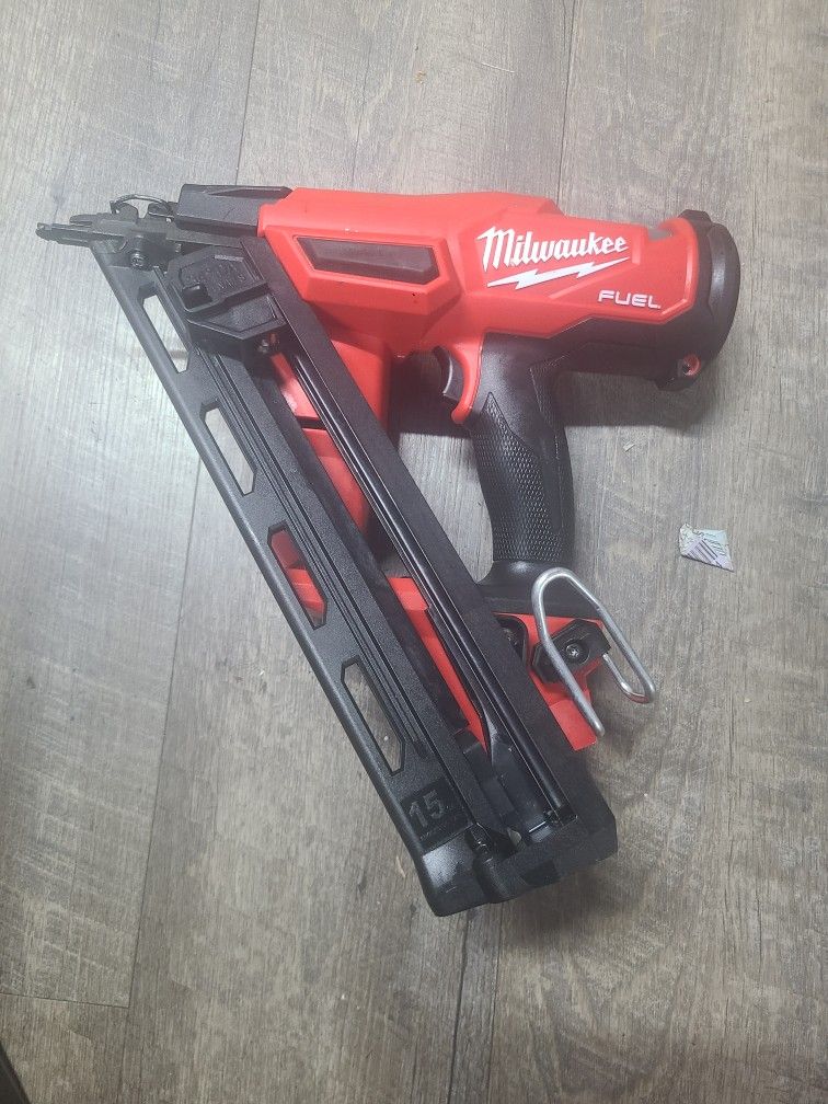 Milwaukee
M18 FUEL 18-Volt Lithium-Ion Brushless Cordless Gen II 15-Gauge Angled Finish Nailer (Tool-Only)