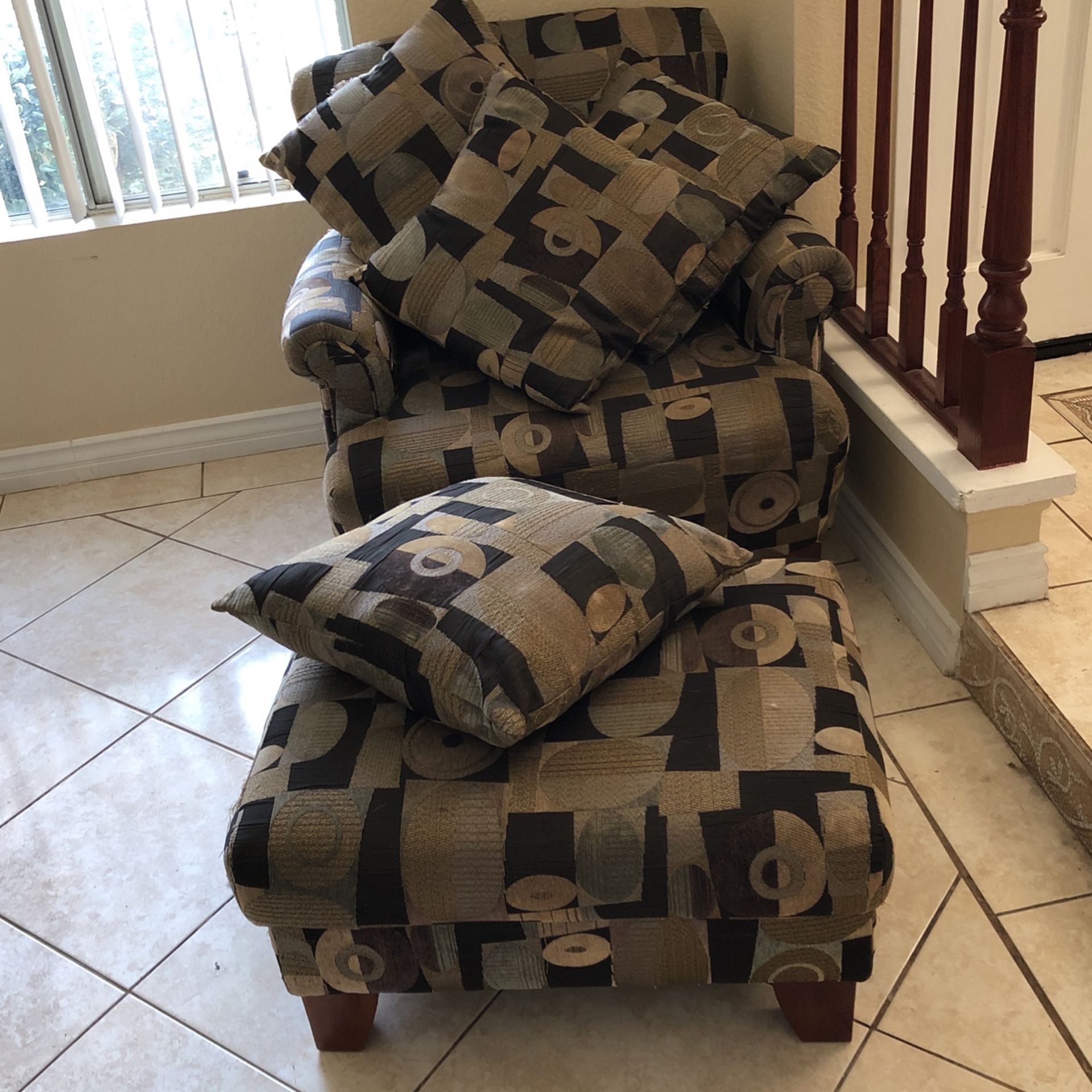 Chair with ottoman and four pillows