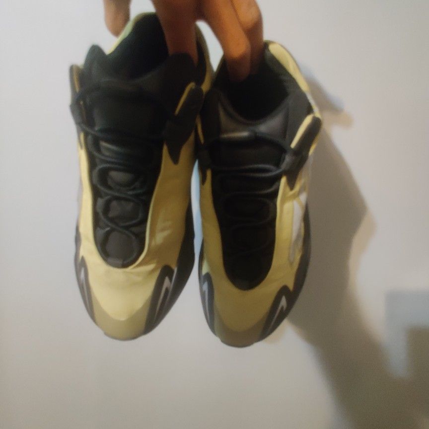 Yeezy 700 Mnvn Resin Size 10 Mens ( With Box)