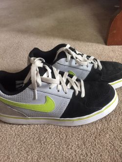 Nike boys sneakers sz 7