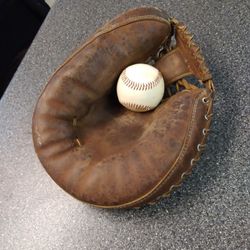 VINTAGE  WILSOÑ CATCHERS MITT. 50 BUCKS