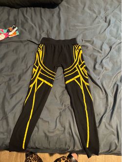 Black and yellow patterned leggings