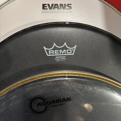 16 Drum Heads New Aquarian, Evan’s, Remo 