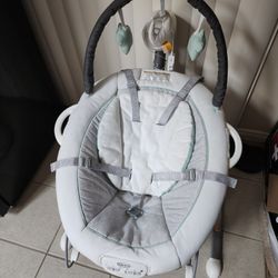 Graco Soothe N Sway Baby Swing w/ portable bouncer