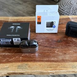 Samsung Galaxy Buds3 Pro and Spigen Lock Fit Case