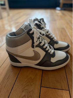 Nike shoes sneaker with little heels