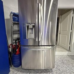 LG refrigerator fridge icebox cooler ( can deliver )