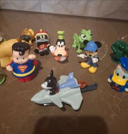 Miniature toy figures (13)