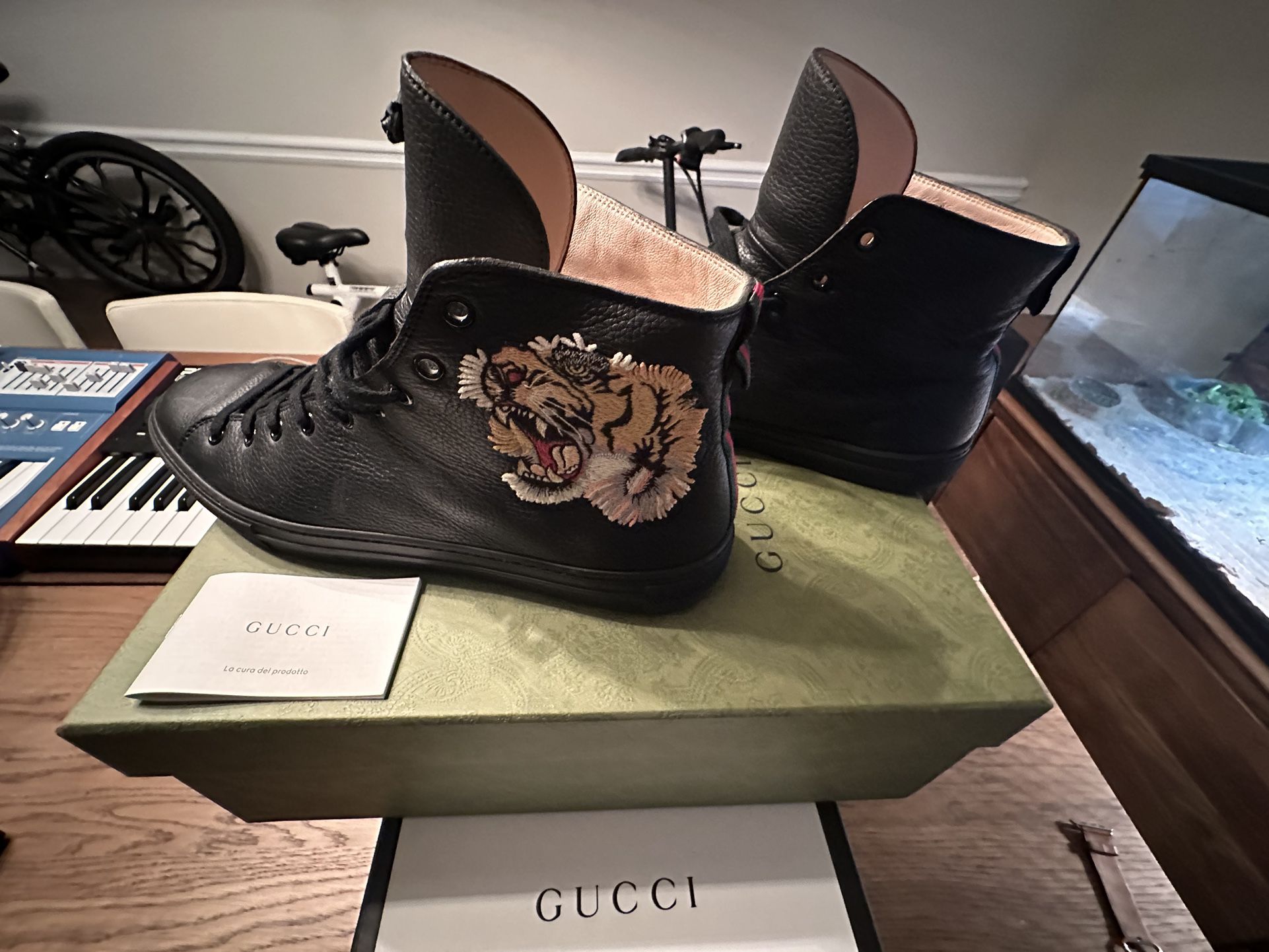 GUCCI Black Leather Tiger Patch (like New) 10.5