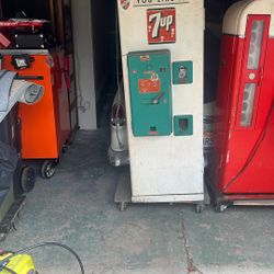 Vintage 7 Up 10cent Machine 