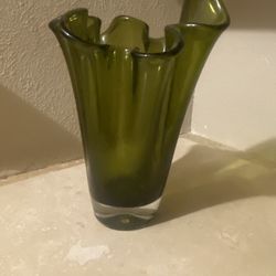 Vintage green handkerchief, ruffle hand blown glass vase