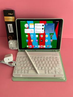 Apple IPad 8th Generation (10.2” Retina /Latest iOS 26/ 2020 model) 32GB with stylus pen, keyboard & Accessories
