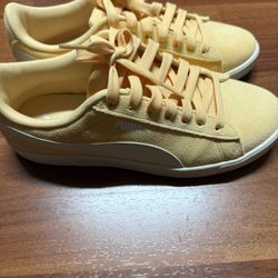 New lovely color puma woman size 7