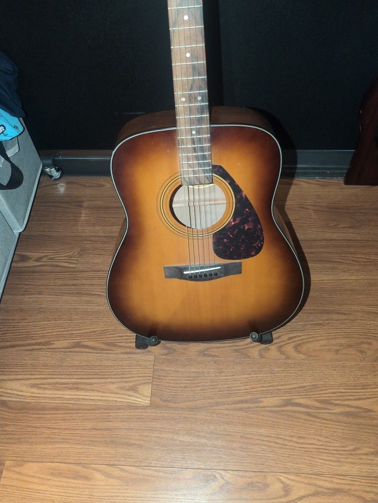 Yamaha F335 Acoustic Guitar 