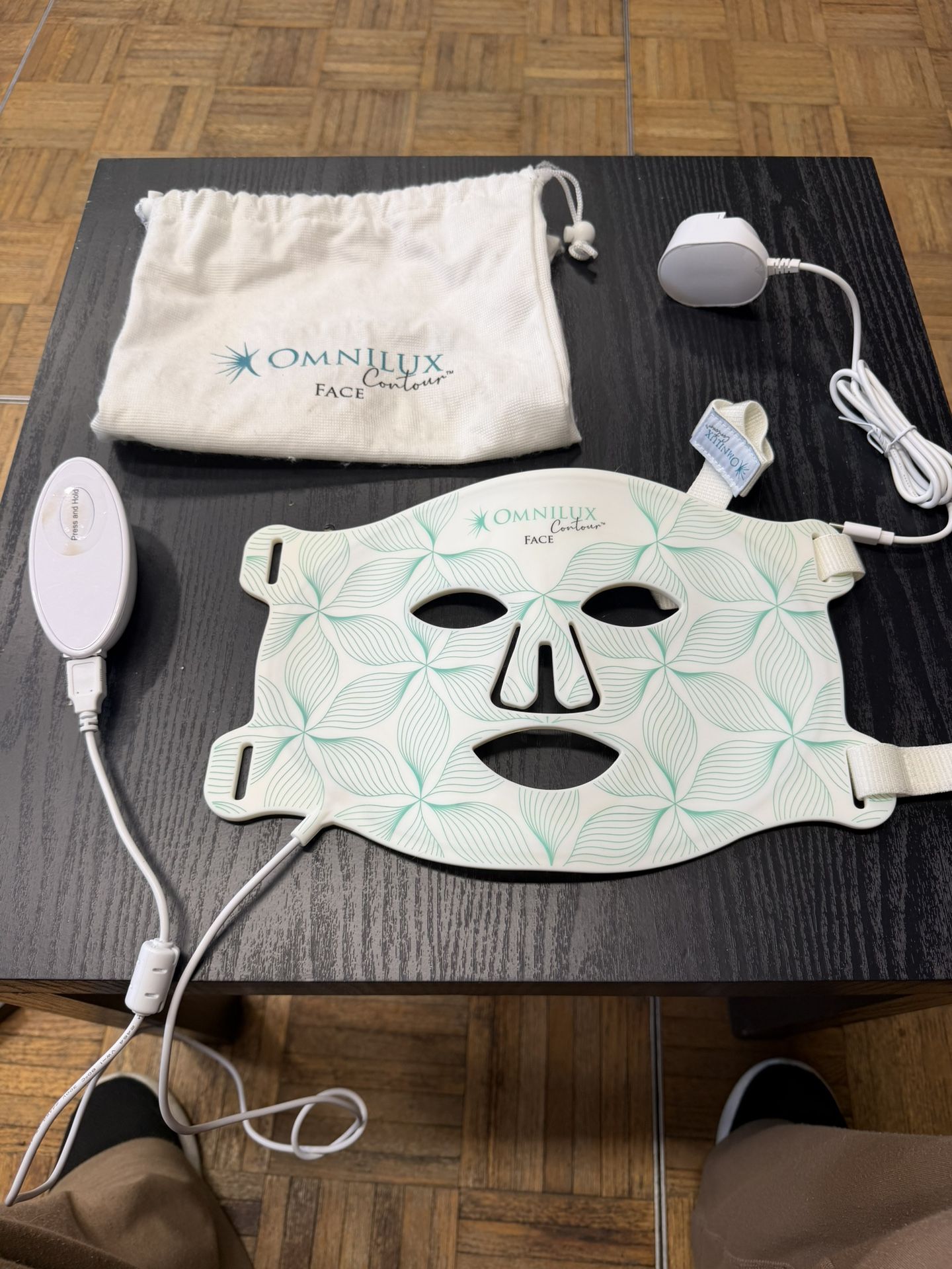 Omnilux Contour Face LED Therapy Mask – Excellent Condition