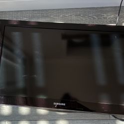 TV Mount + 32" LCD 540 Series