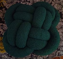 Green Knot Throw Pillow 