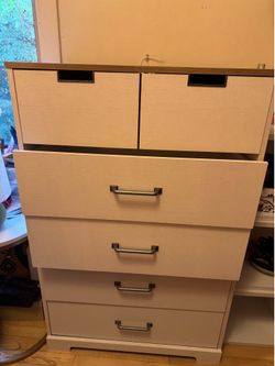 5 Drawer bedroom dresser and matching night stand