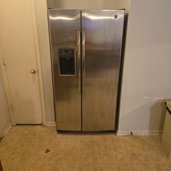 GE DOUBLE DOOR REFRIGERATOR WITH ICE MAKER And Water DISPENSER And Ice DISPENSER 