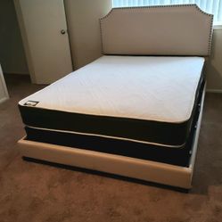 NEW Queen-Size MATTRESS and BOX SPRING. Bed frame not included👍