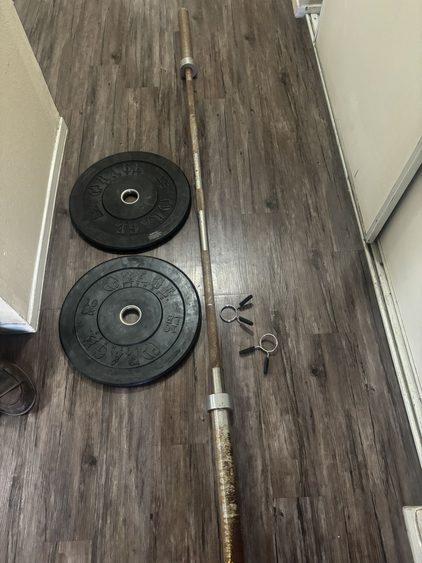 7 Ft 45 Lb Barbell ( Rusty ) With 2x10 Lb Bumper Weights $40 Firm