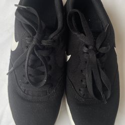 Nike shoes size  4