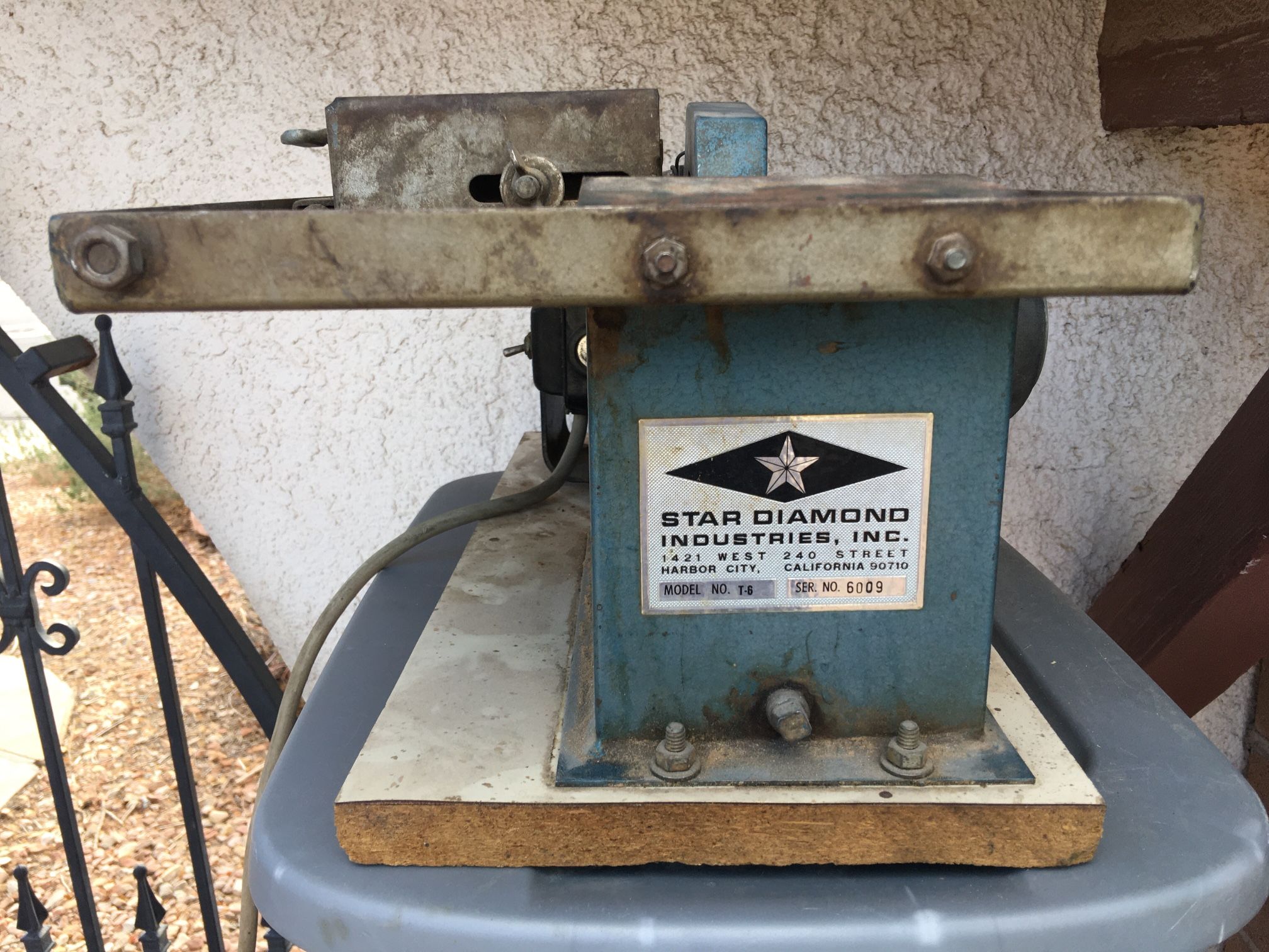 LAPIDARY ROCK CUTTING MACHINE LAPIDARY STAR DIAMOND INDUSTRIES,INC.ROCK CUTTING MACHINE MODEL NO. T6 MOTOR INCLUDED EXCELLENT WORKING