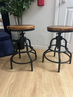 two swivel wooden chairs/ 2 sillas giratorias de madera