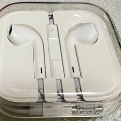 Apple iPhone Apple iPhone White earphones with built-in remote and mic.