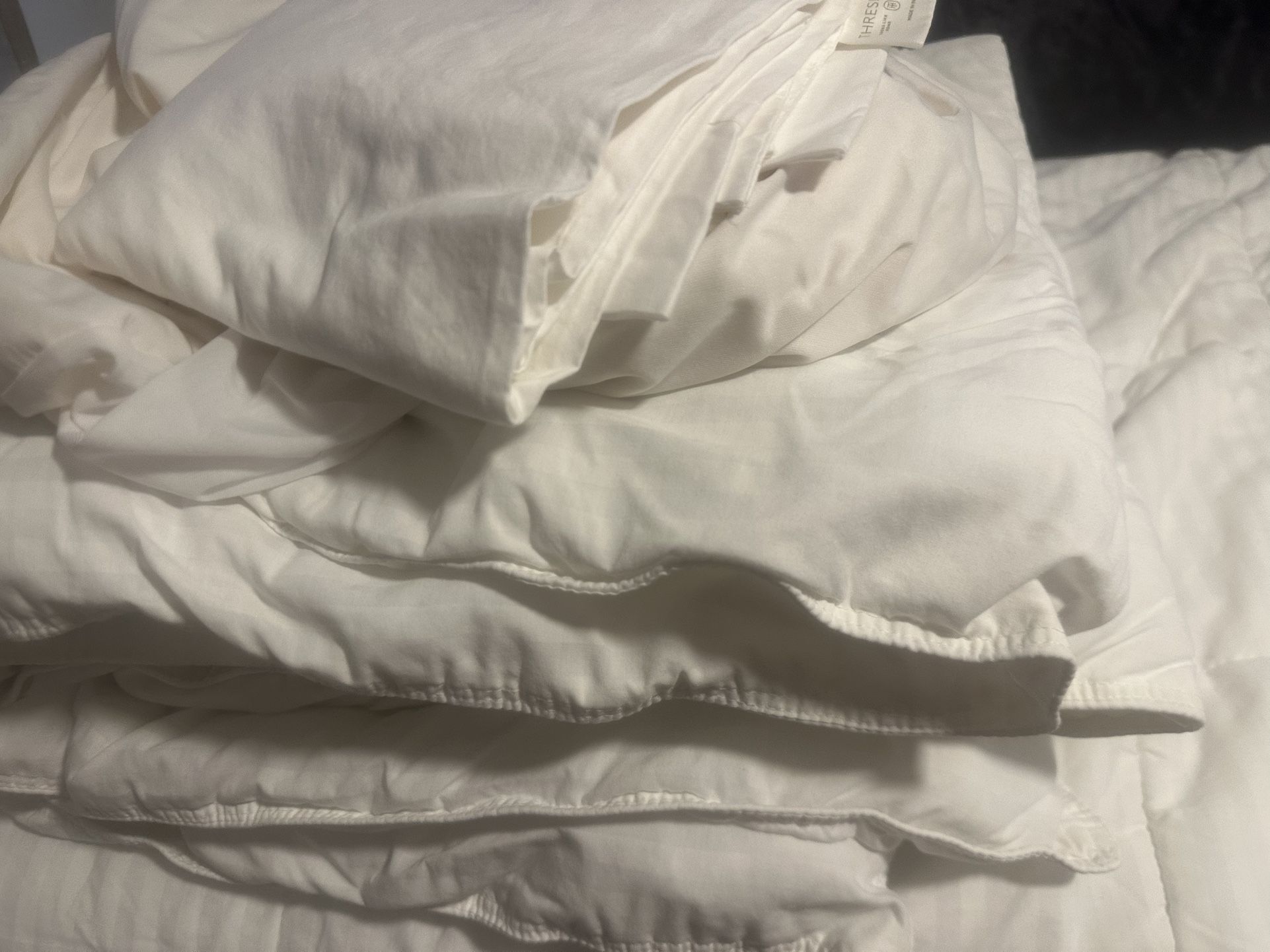 Queen Comforter , Flat Sheet & Mattress Protector ( All Together For $10 )