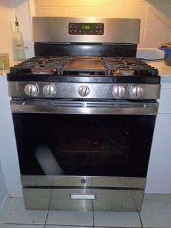 Stove with middle grill GE