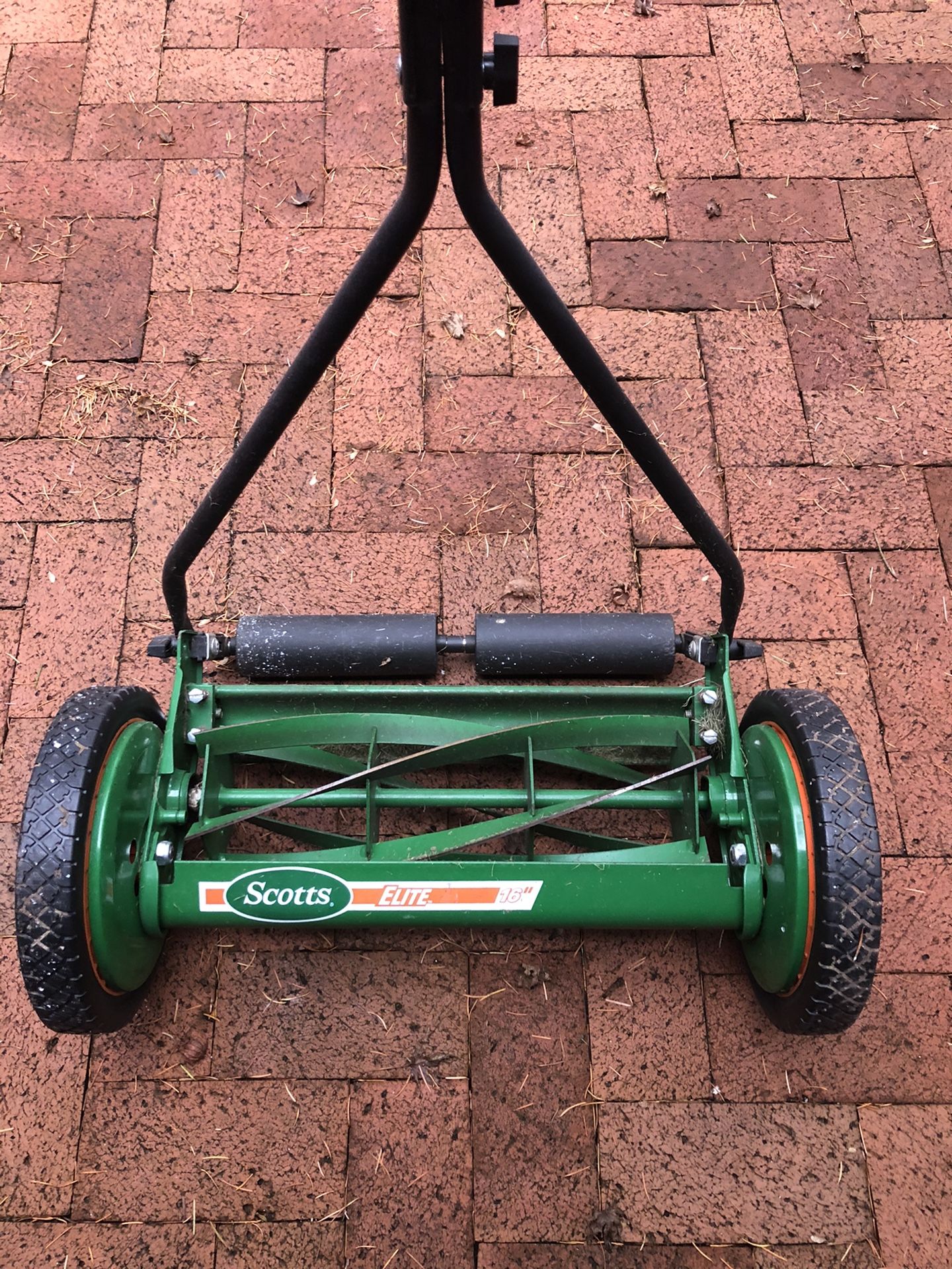 Scott's 16 in. Manual Walk Behind Push Reel Lawn Mower.