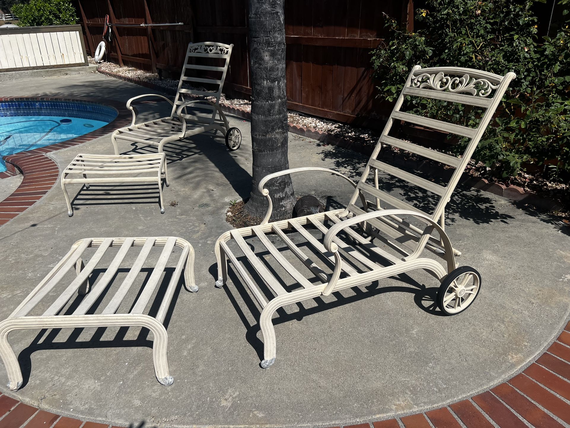 2 Outdoor lounge chairs  FREE!
