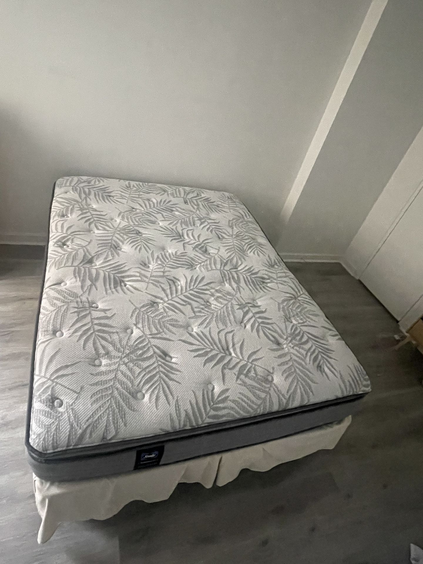 Sealy Posturepedic Plush Mattress - Queen size