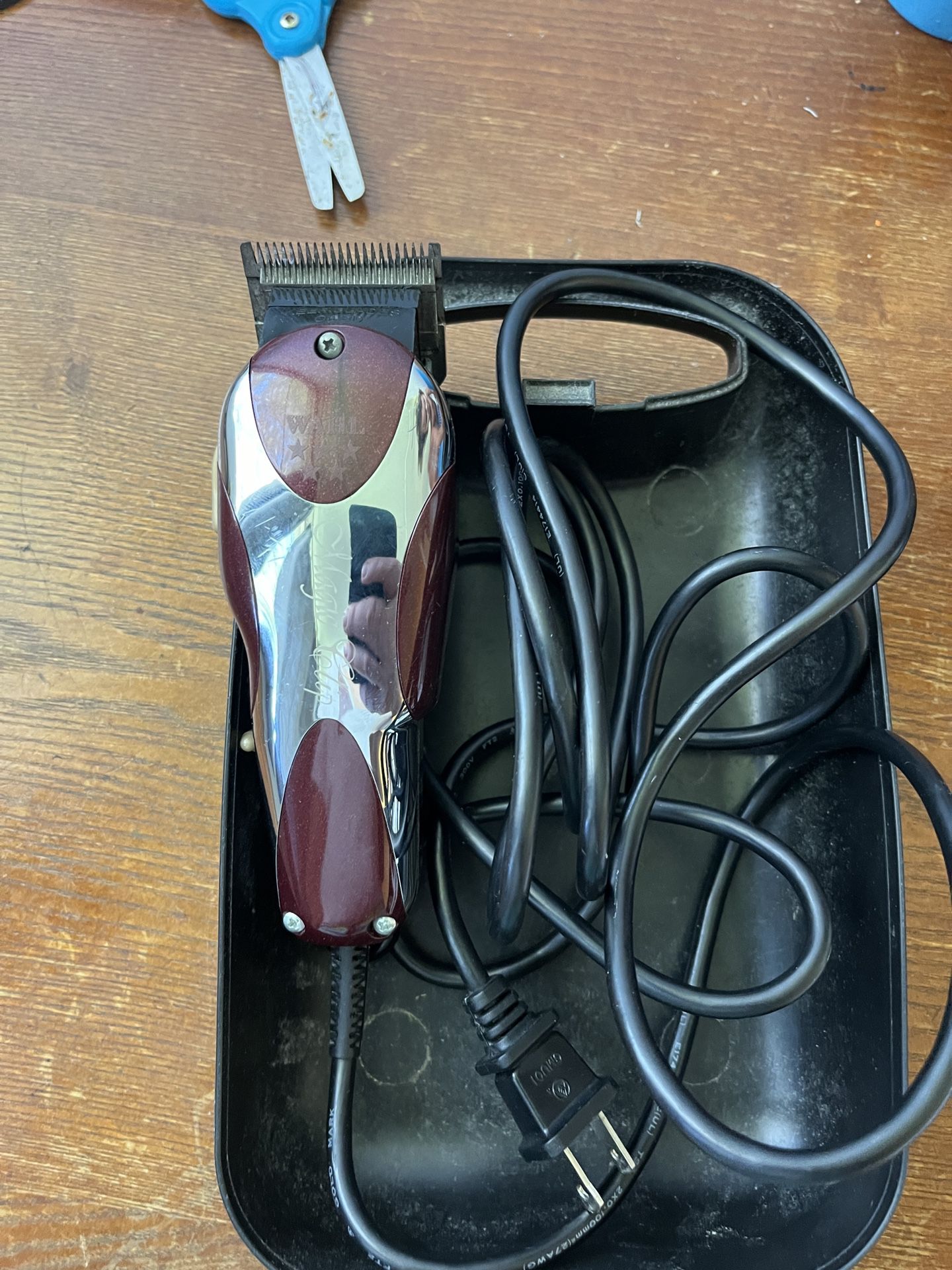 Used Corded Wahl Magic Clip w/some Guards
