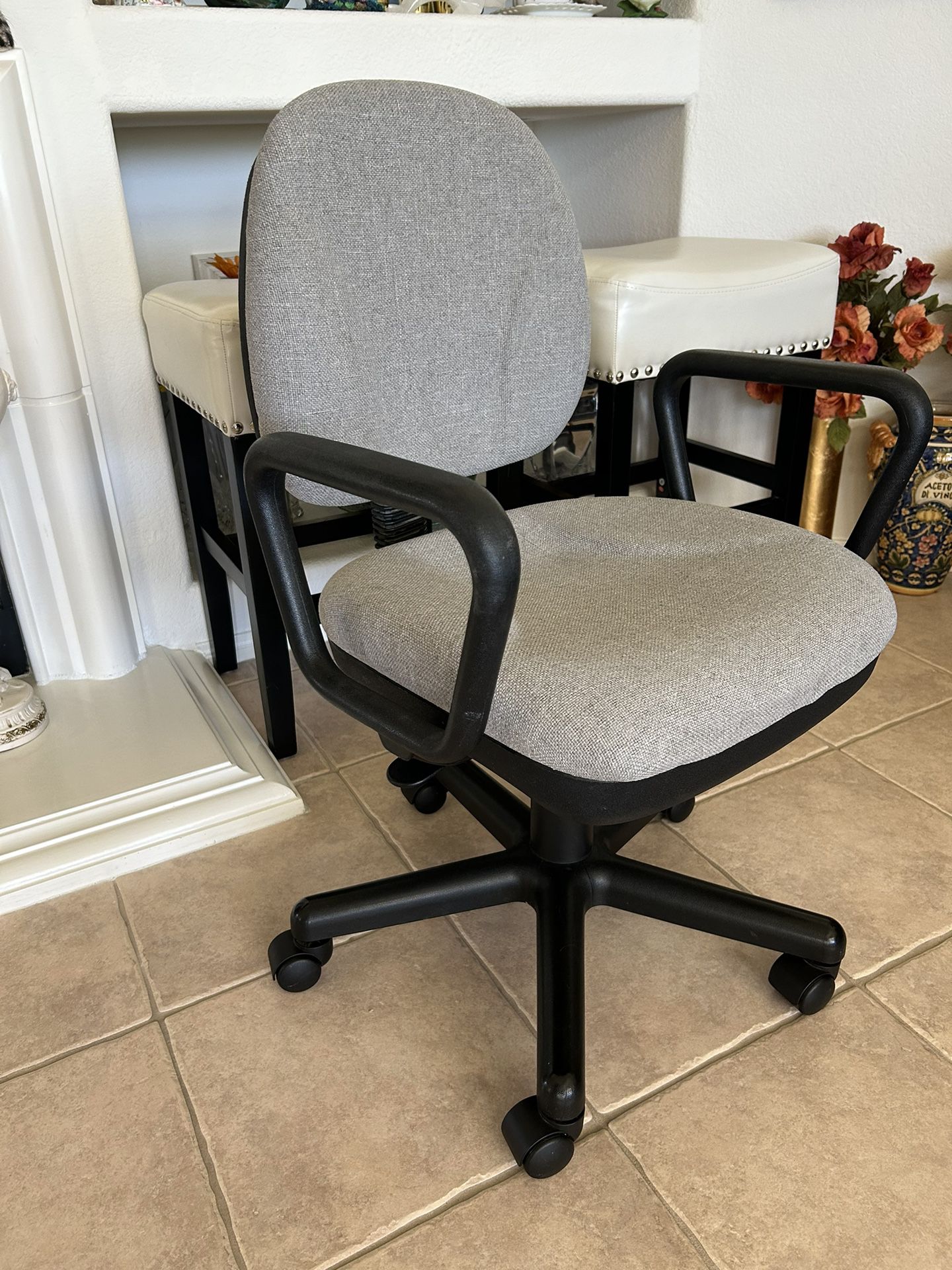 Adjustable Rolling Office / Home Chair.
