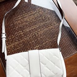 Guess. White Quilted Shoulder Bag