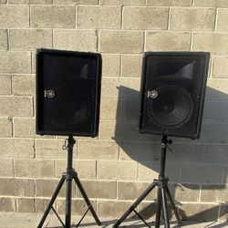 Yamaha 12’ Passive Speakers With Stands 