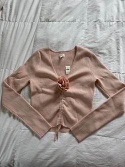 Pink Aerie cardigan with flower detail in the middle and optional scrunching - women’s M