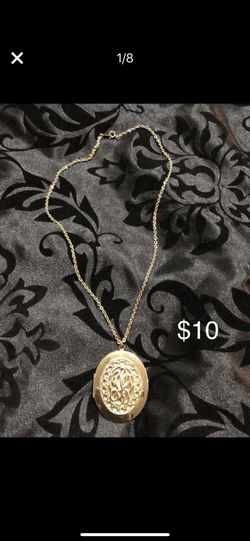 Avon picture locket and chain necklace Locket is 2” x 1.5”